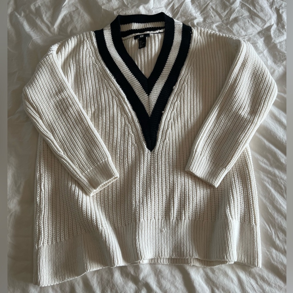 H&M Oversized Contrasting V-Neck Sweater | Sz. Small | Gently used